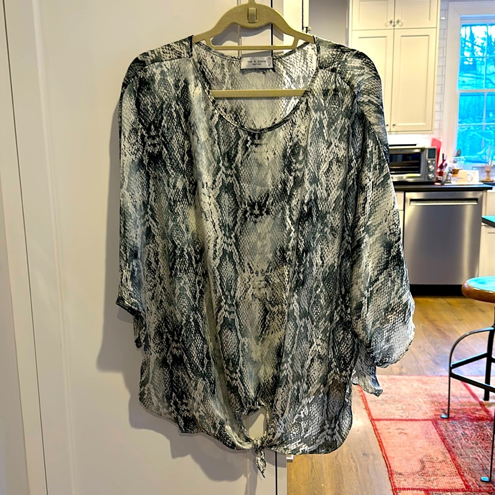 Women’s Lola and Sophie Medium Snakeskin print blouse. Grey/silver